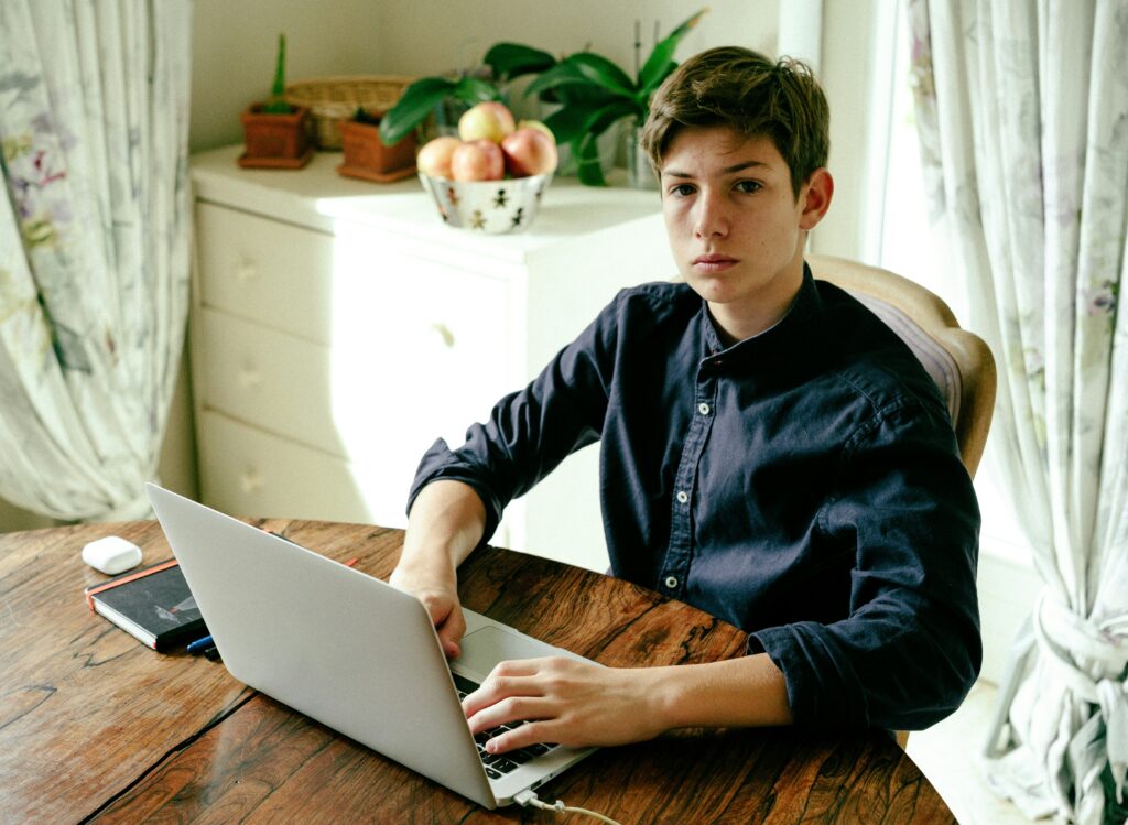 Погледът на Gen Z - комуникационна бариера Photo by <a href="https://unsplash.com/@nicontents?utm_content=creditCopyText&utm_medium=referral&utm_source=unsplash">Nicolò Canu</a> on <a href="https://unsplash.com/photos/a-man-sitting-at-a-table-using-a-laptop-computer-Tq64QgLu00A?utm_content=creditCopyText&utm_medium=referral&utm_source=unsplash">Unsplash</a>
            